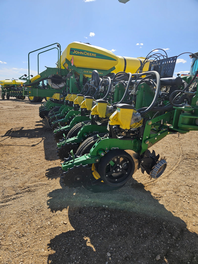 Load image into Gallery viewer, 2009 John Deere 1770nt 16 Row 30&quot; Planter
