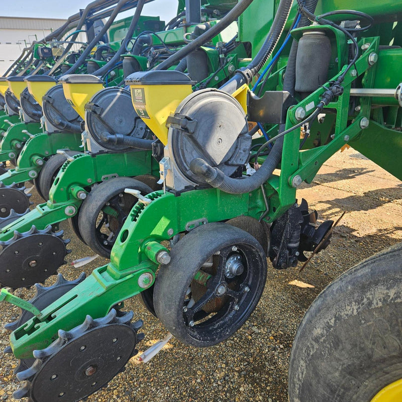 Load image into Gallery viewer, SOLD 2014 John Deere DB60 24 row 30&quot; Planter
