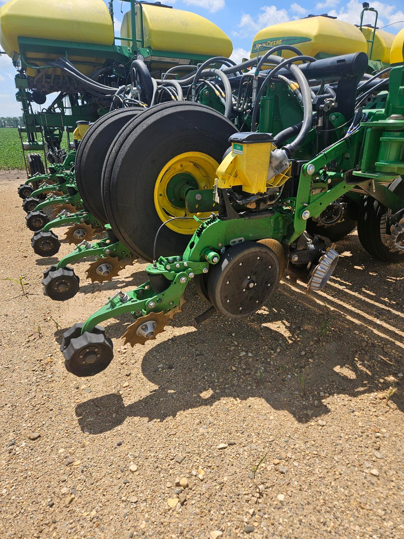 Load image into Gallery viewer, 2014 John Deere 1770nt 16 row 30&quot; planter.

