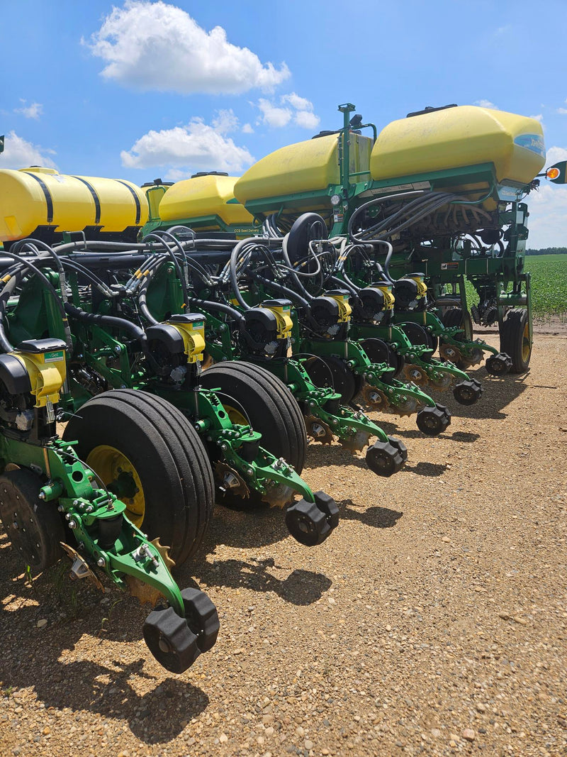 Load image into Gallery viewer, 2014 John Deere 1770nt 16 row 30&quot; planter.
