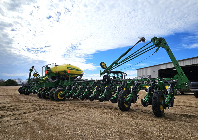 Load image into Gallery viewer, 2014 John Deere 1770nt 30&quot; 24 Row Planter
